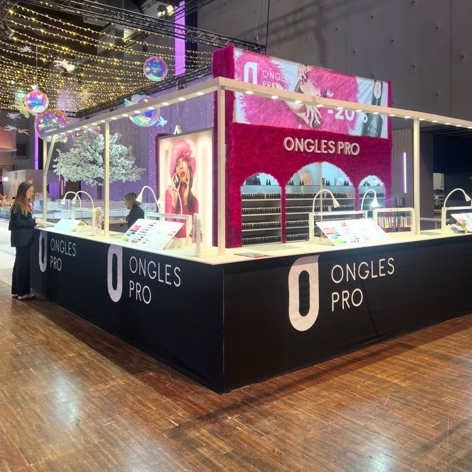 Stand Ongles Pro Beautyprofs Paris 2026 — thème fourrure rose et présentation des produits ALBI